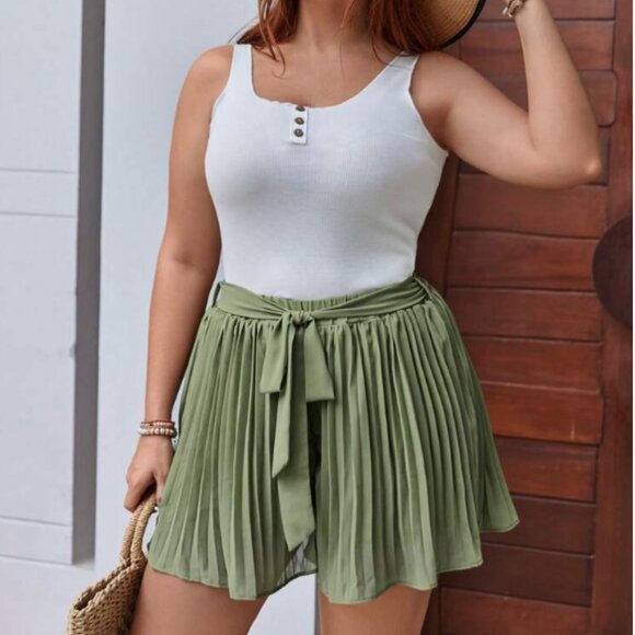 Emery Rose Plus Pleated Shorts - Picture 1 of 6